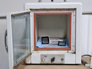 Vacuum dehumidifier