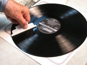 Cleaning an LP with the applicator
